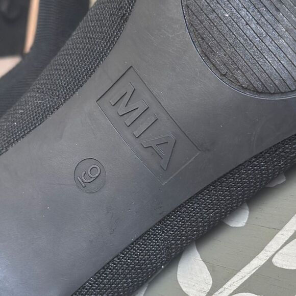 MIA Black Classic Heels with Textured Fabric - Picture 7 of 12